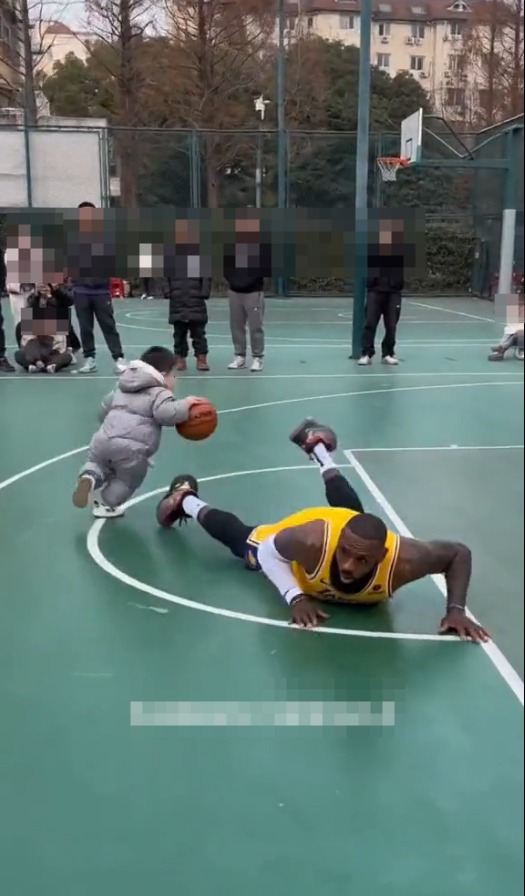 婴儿运球晃倒詹姆斯、电动车在老詹面前上篮成功……网友用AI制作篮球单挑视频，记者实测：用照片即可免费生成