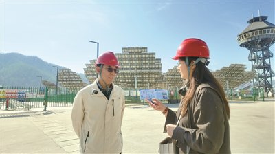 段东平（左）在项目现场接受记者采访（王杨 摄）