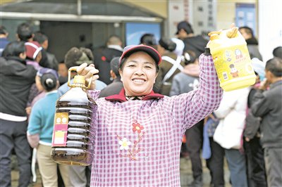 枫林村2025年度分红大会现场，村民展示领到的物资。 贵阳日报融媒体记者 石照昌 摄