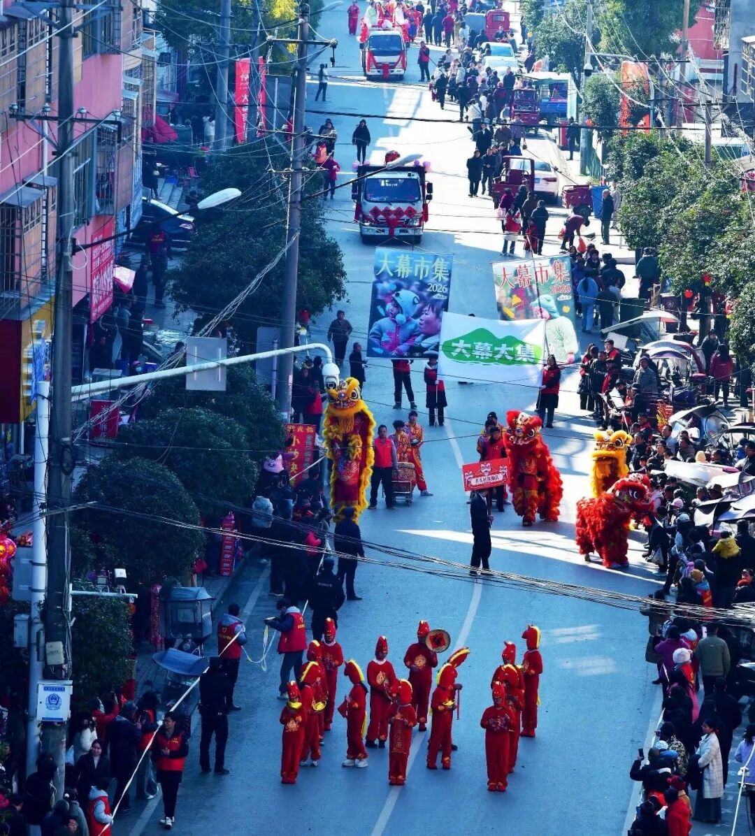 咸安区大幕乡“欢欢喜喜过大年”赶集活动现场。记者夏正锋摄