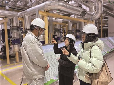 记者在雄安新区高铁一号能源站采访  （贺宇慧 摄）