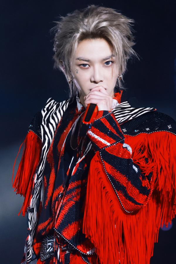 华晨宇演唱会上宣布：在一个四季如春的地方，拿下了三块地