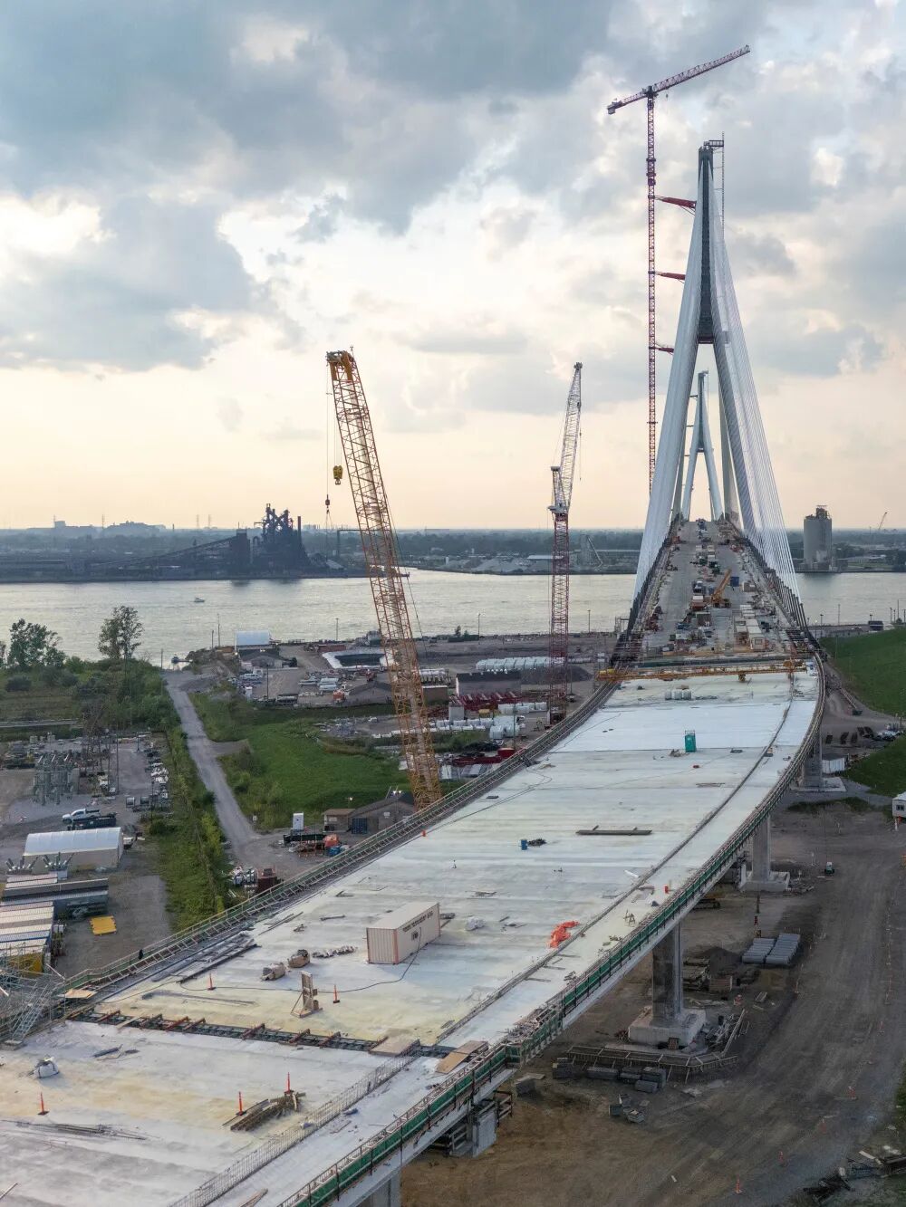 2024年8月25日在加拿大安大略省温莎拍摄的跨越底特律河的戈迪·豪国际大桥（无人机照片），来源：新华社/路透