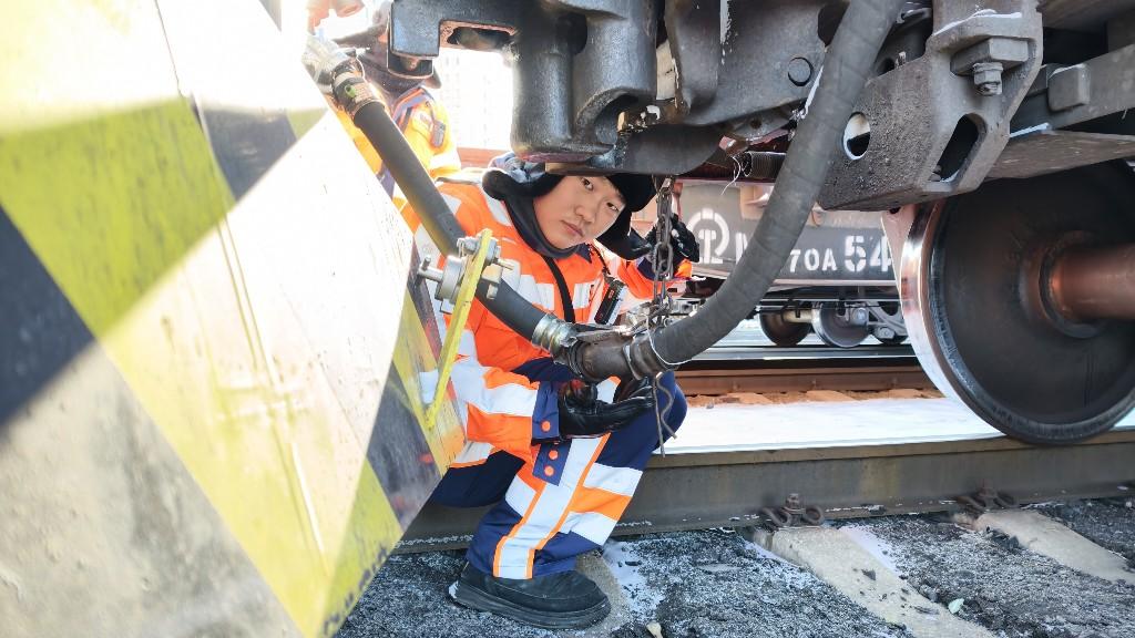 进行连接车辆软管作业