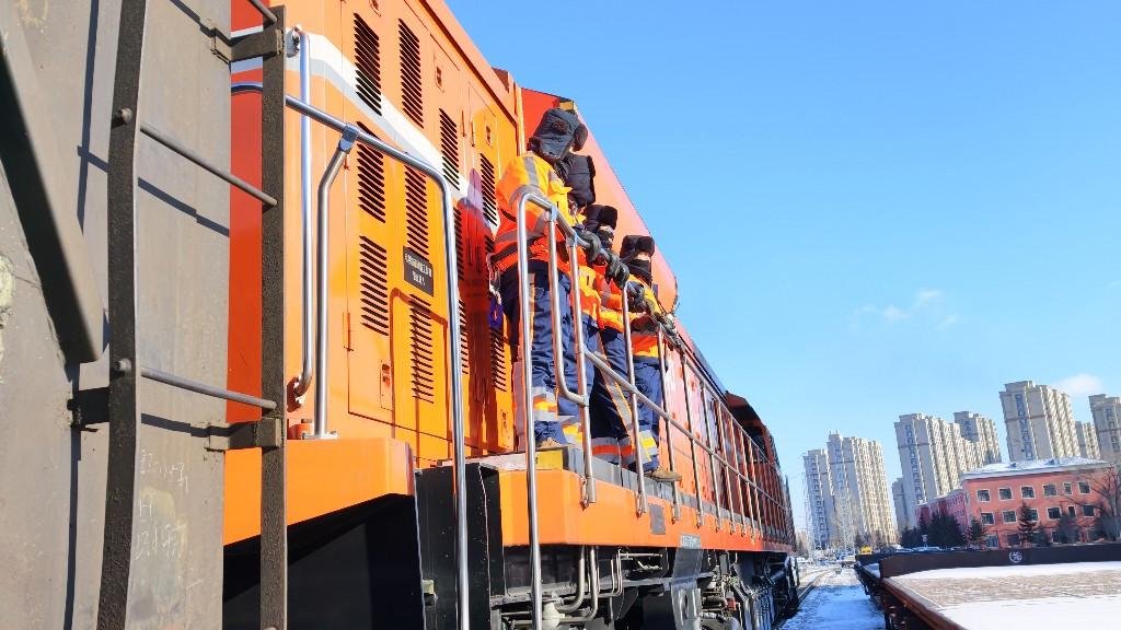 一班7调作业人员连挂车辆完毕，准备去专用线取送列车作业。