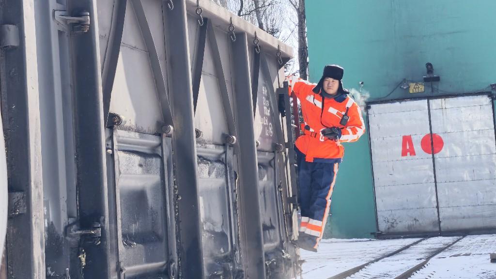 作业人员正在执行尾部值乘作业