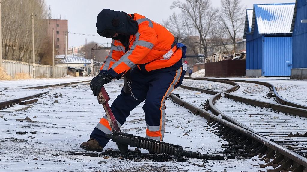 调车组连结员正在进行扳道岔作业