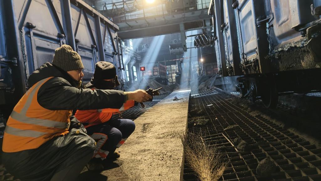 作业人员正在进行自动制动机简略试验