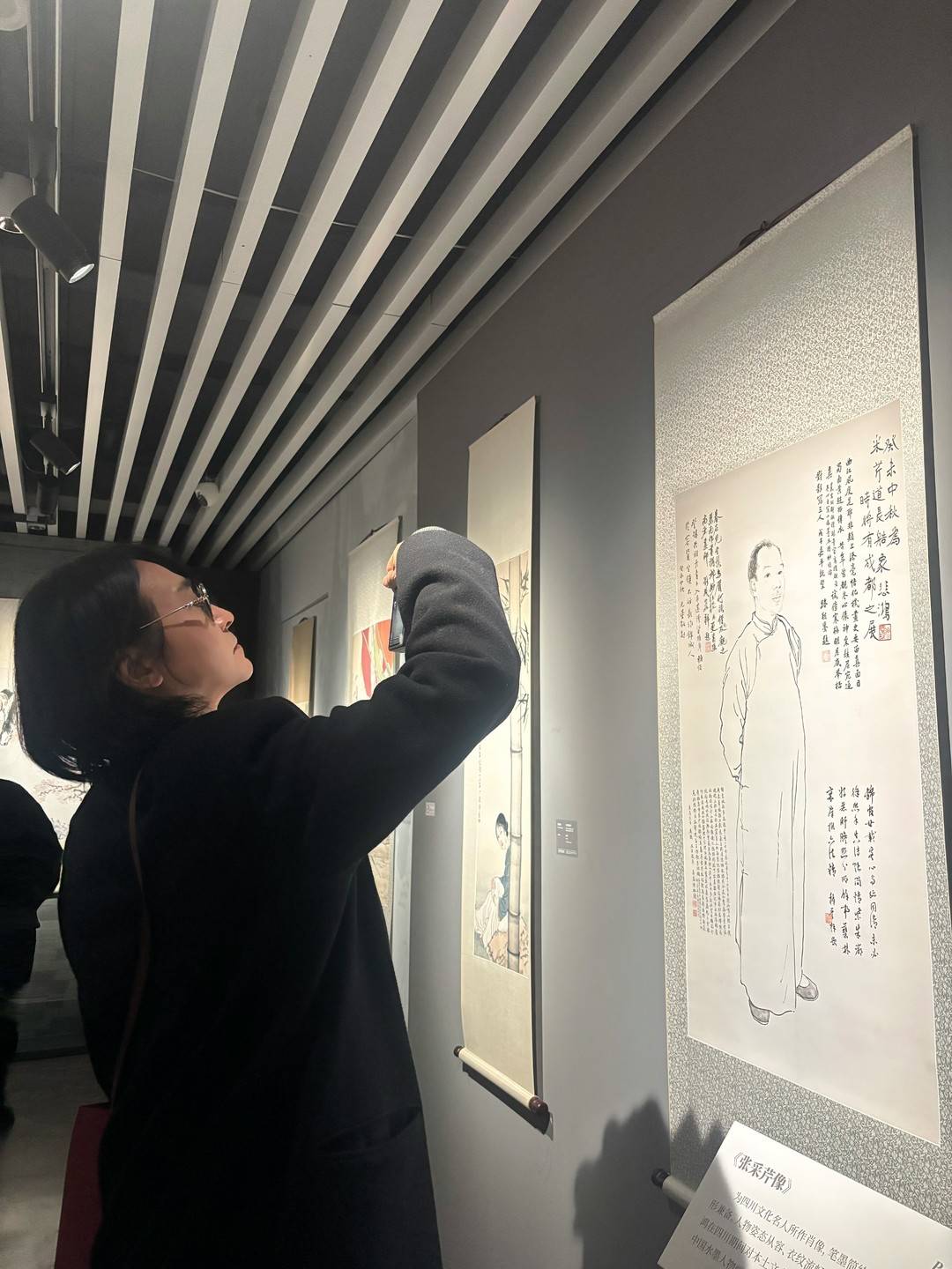 殷九龍在觀展（攝影：張傑）