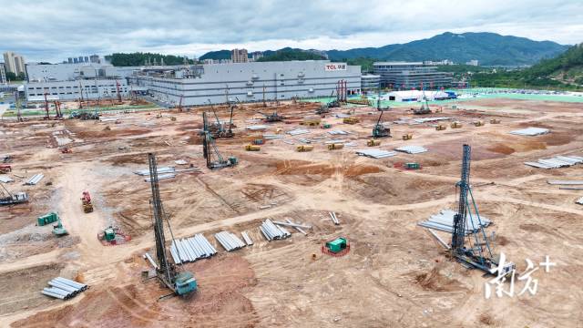 TCL华星建设的全球首条高世代印刷OLED规模化产线在广州黄埔加快落地。李剑锋 摄