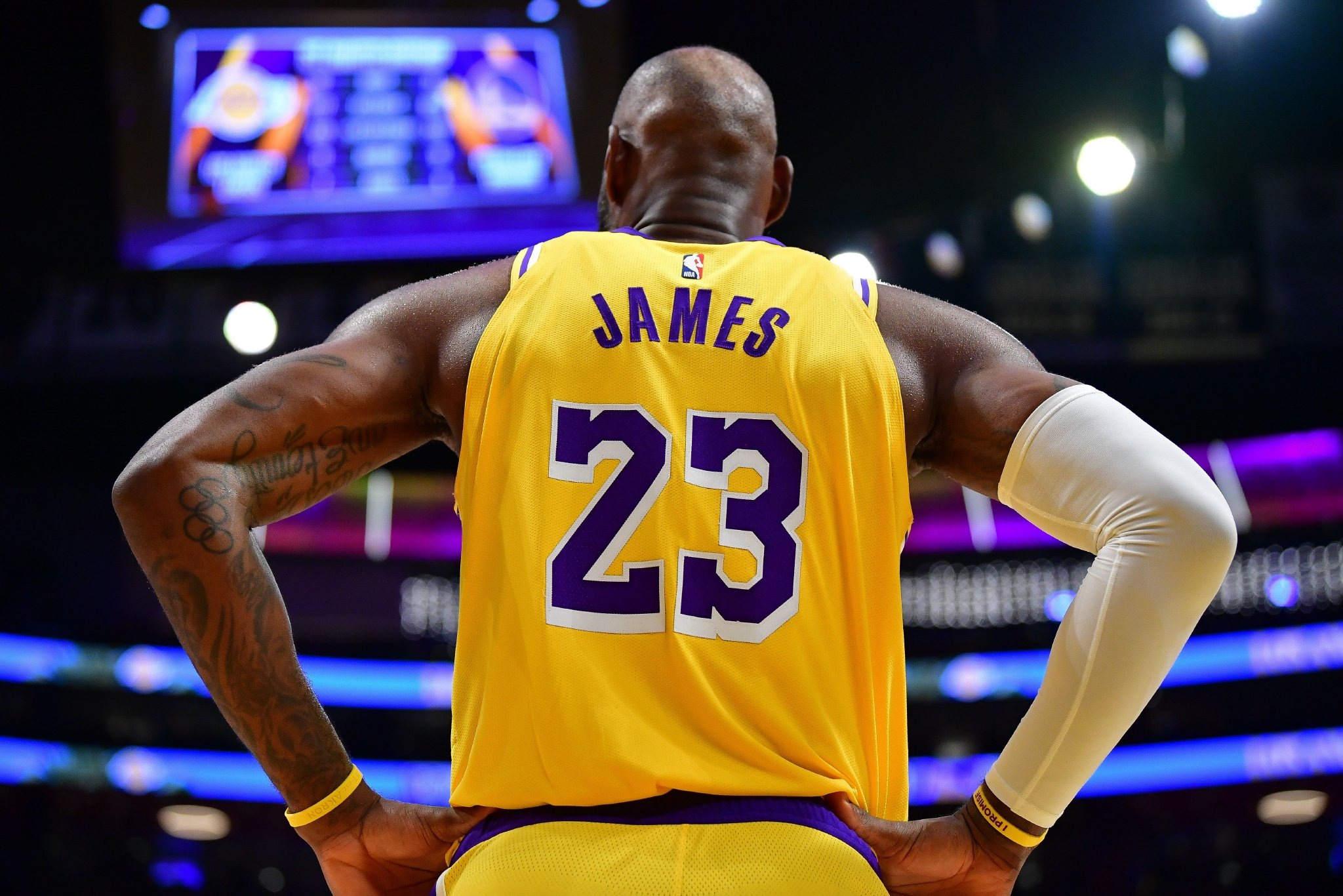 湖人背靠背迎战马刺 詹姆斯&东契奇&里夫斯&斯玛特缺阵 艾顿存疑