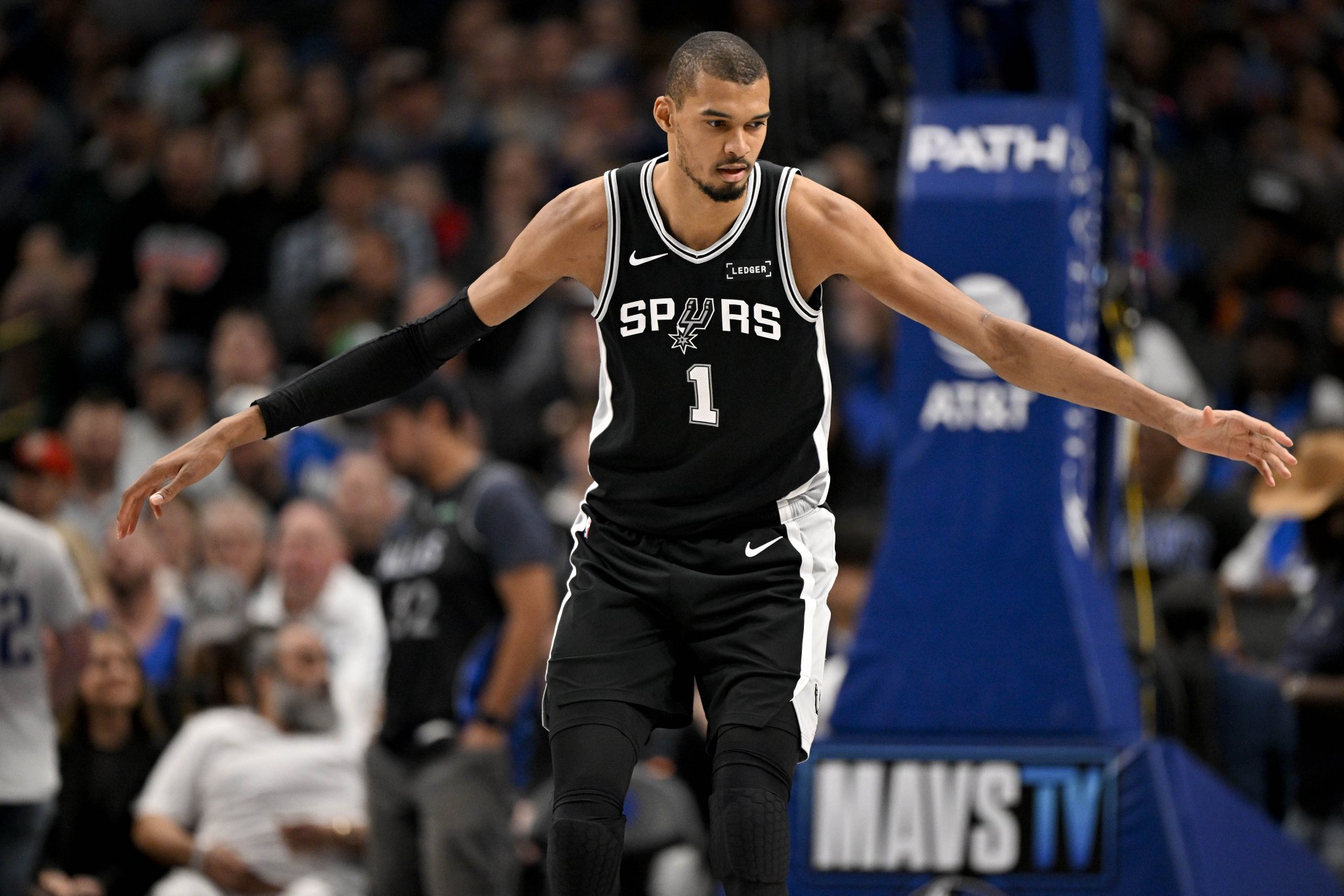 孙悦：文班亚马绝对与众不同 三分一投开就没有弱点