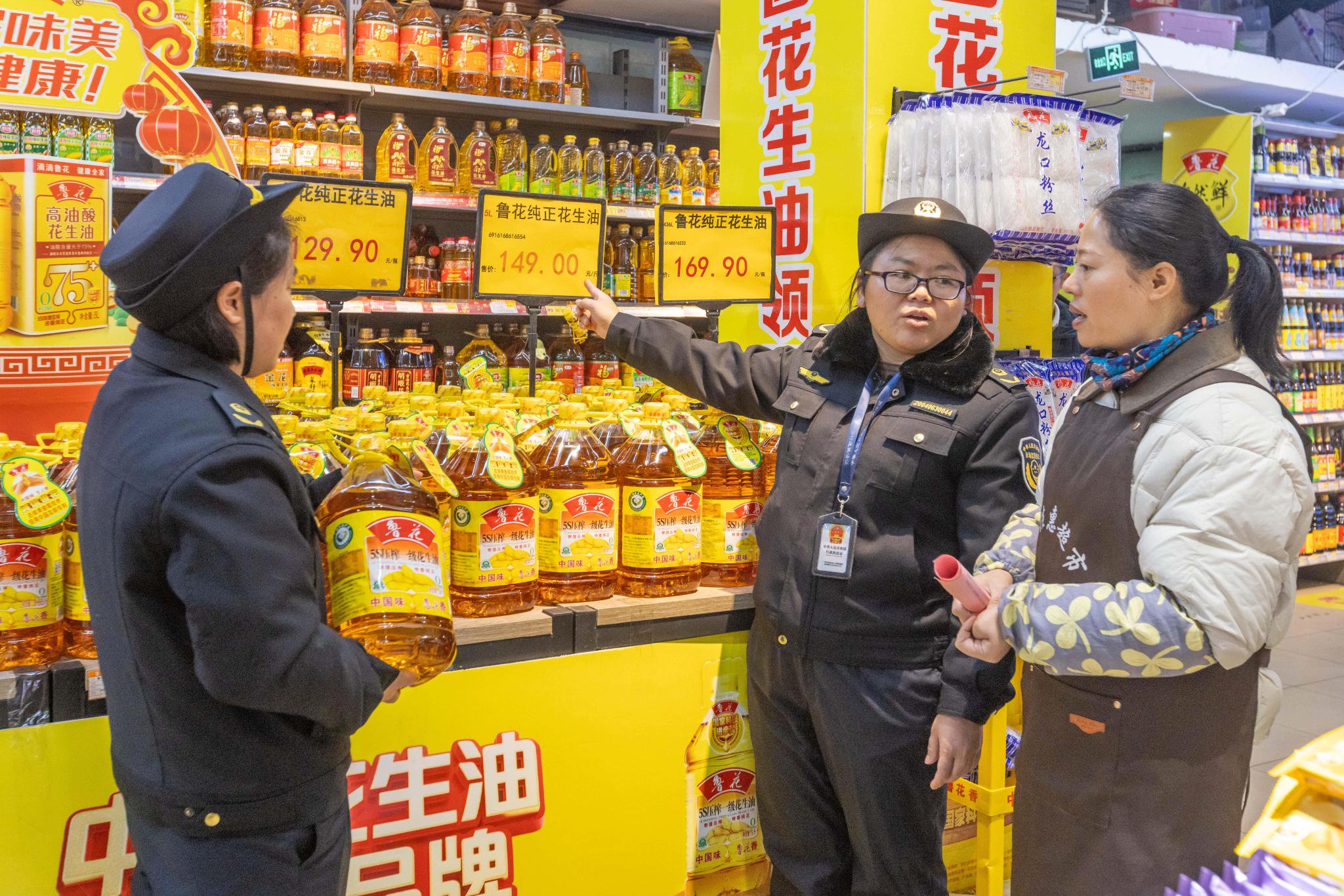 执法人员检查商品价格。蒙山县市场监管局供图