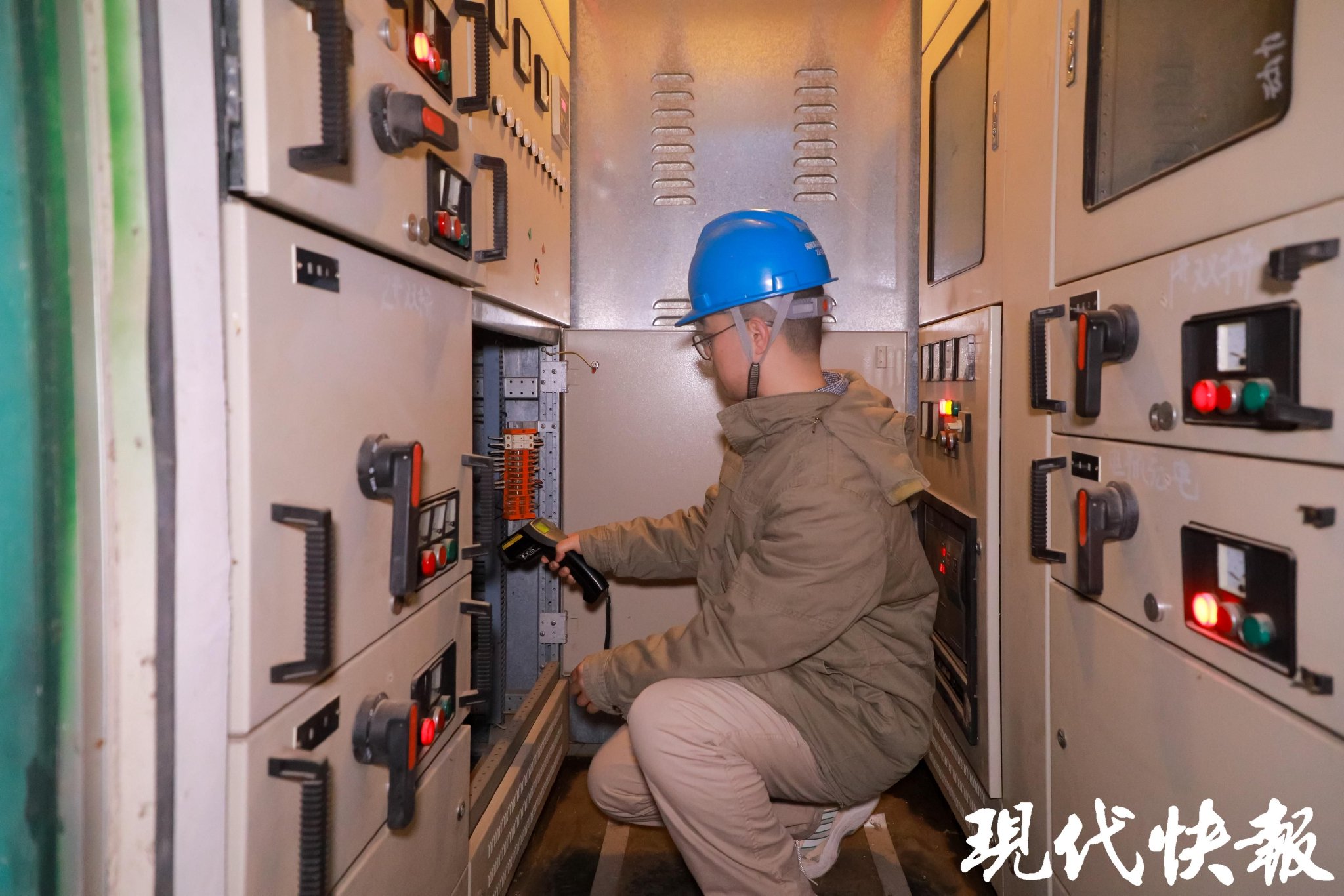 唐聰正在對線路進行巡檢