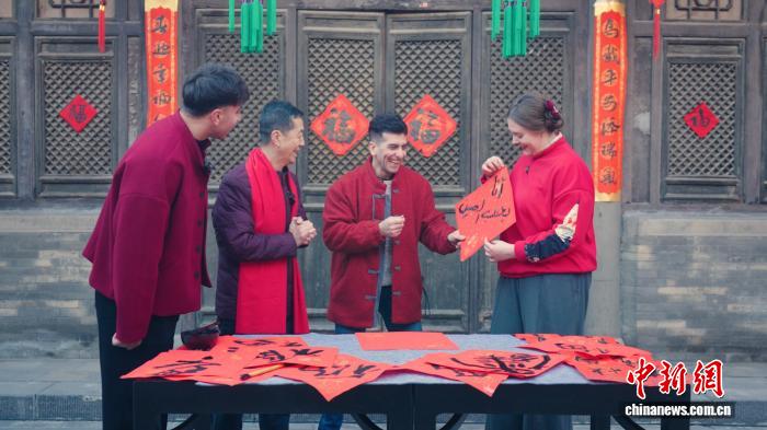 來自埃及的李仁安(左三)用阿拉伯語寫下「我愛中國」。徐林 攝