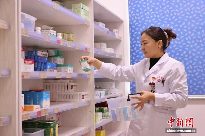 在北塔山牧場醫院藥房，醫生正為患者取藥。李華北 攝