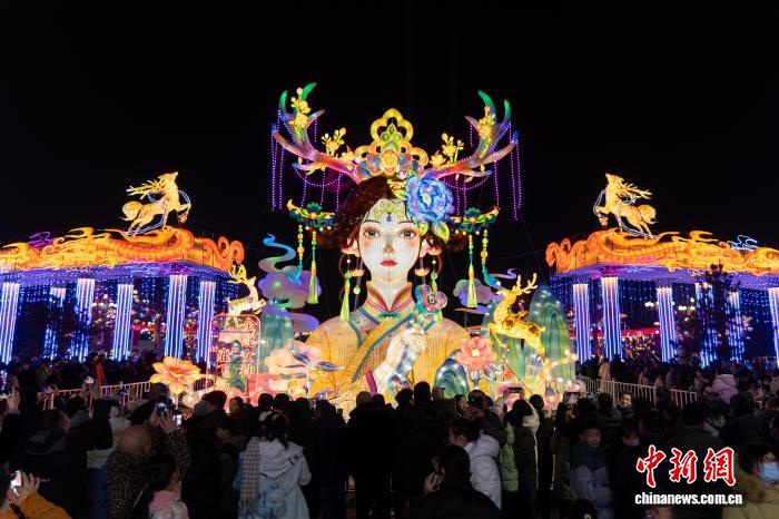 2月10日，遊客觀賞「金鹿女神」燈組。天澤 攝