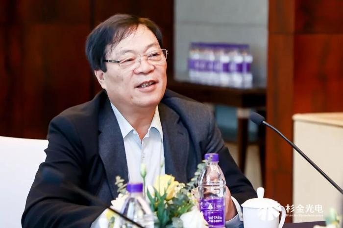 杉杉拟易主，一袭西服的时代转身