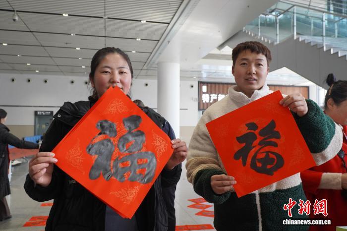 圖為旅客帶「福」回家。西安鐵路局漢中車務段供圖
