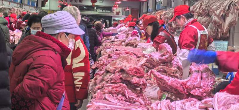节前肉类摊位生意火爆。 新京报记者 王思炀 摄