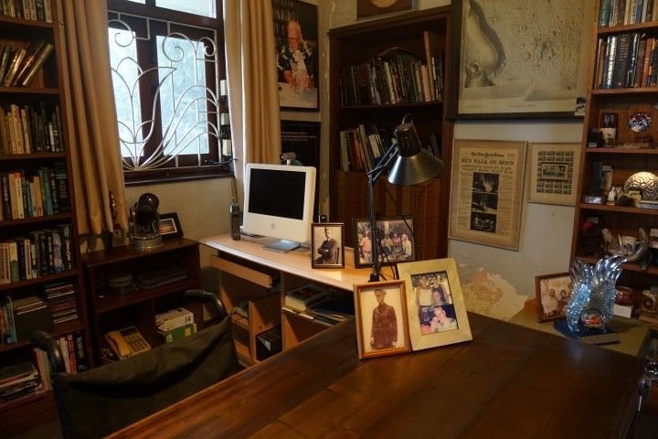 ▲ 亚瑟·C·克拉克的书桌,摆放着一台 iMac