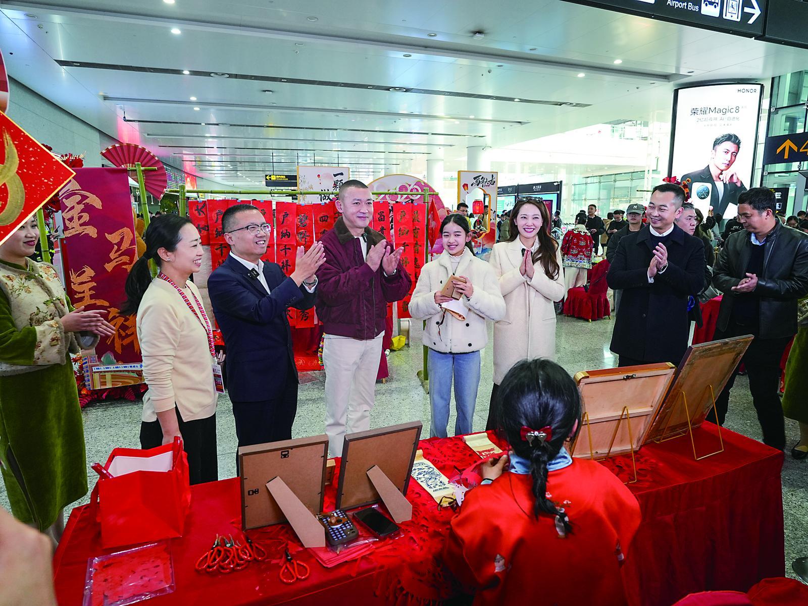 聂远“空降”重庆送祝福