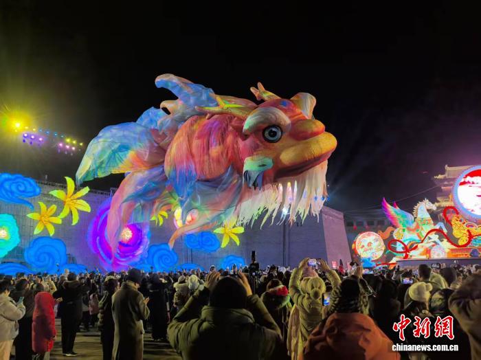 2月10日晚，大同古都燈會現場，一條鼇魚綵燈在古城內「巡遊」。中新社記者 胡健 攝