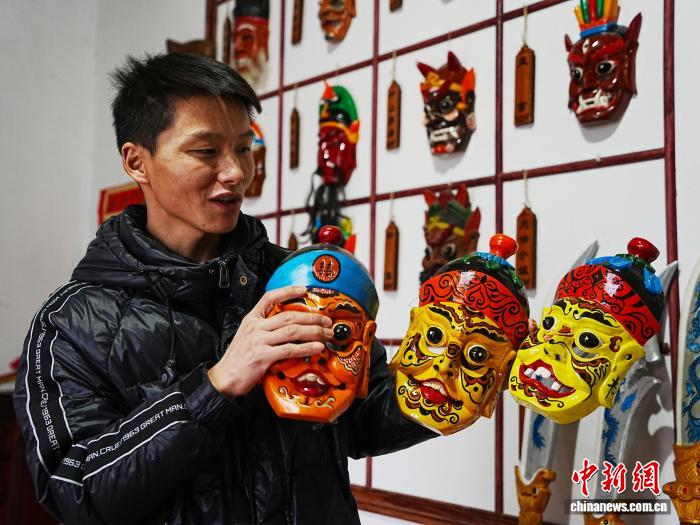 2026年2月，貴州德江，王旭波展示他製作和上色的儺面具。中新社記者 周燕玲 攝