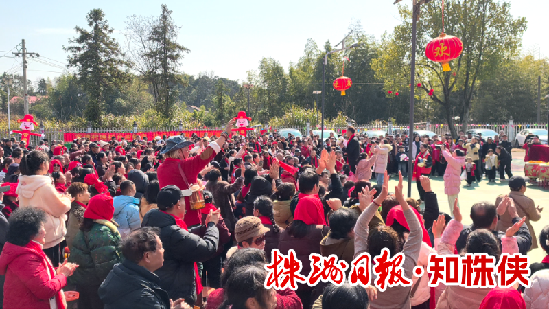 官塘村「村晚」現場熱鬧非凡。通訊員/劉洋 供圖