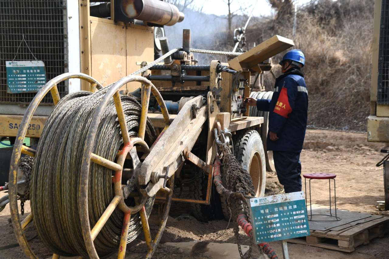 隴電入浙（甘肅段）甘3標段牽引場現場，作業人員正在進行N1204至N1217導地線展放工作。強文莉 攝