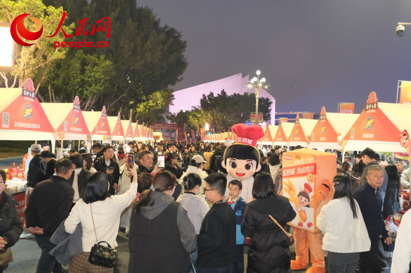 1月16日晚，「浙BA」八強淘汰賽在蒼南縣開打，場外攤位十分火爆。人民網 程欣攝