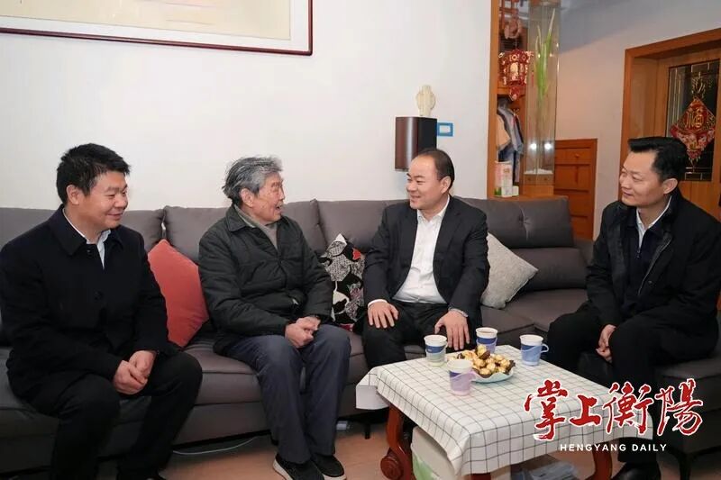 ▲朱健慰问南华大学资深教授杨永宗。