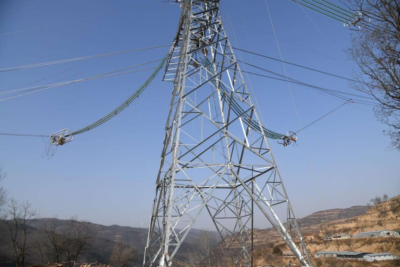 在隴電入浙甘3標段施工現場正在進行掛設絕緣子串調平工作。強文莉 攝