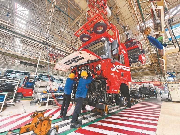 【深化拓展“三个年”活动 聚焦聚力打好“八场硬仗”】重卡“变形”记