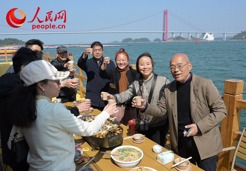 遊客在海上餐廳用餐。人民網記者 雷琦竣攝