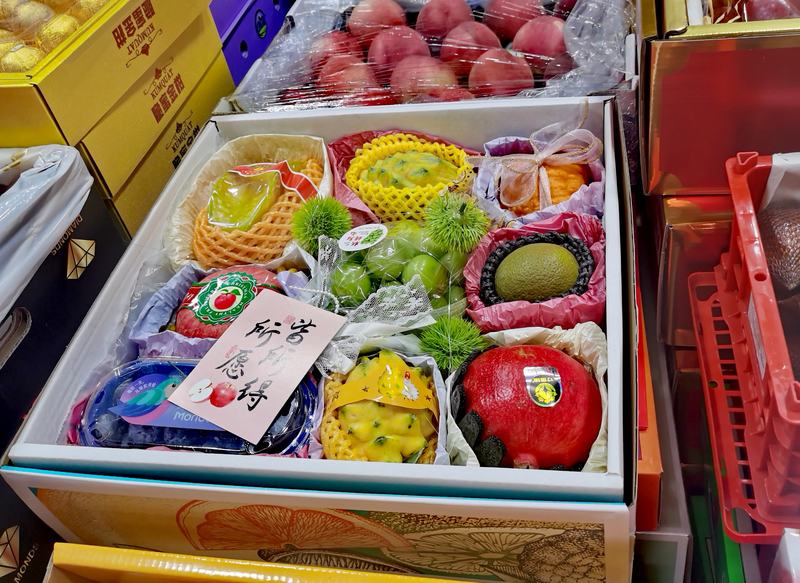 批发市场某商户展示的拼盘式礼盒。