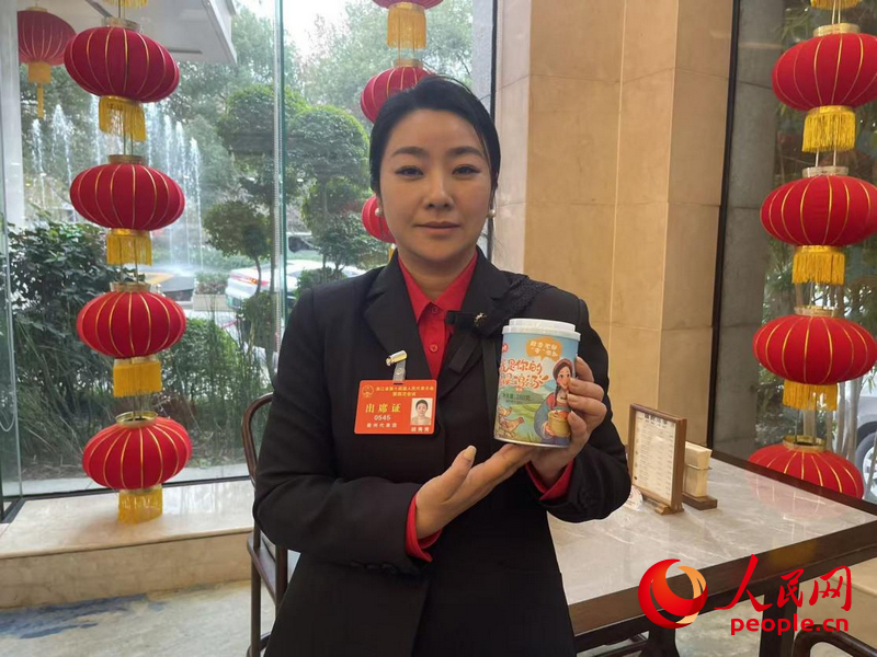 浙江省人大代表、龍遊宗泰家禽專業合作社負責人胡秀秀展示用「龍遊麻雞」製作的即食雞湯。人民網記者 王麗瑋攝