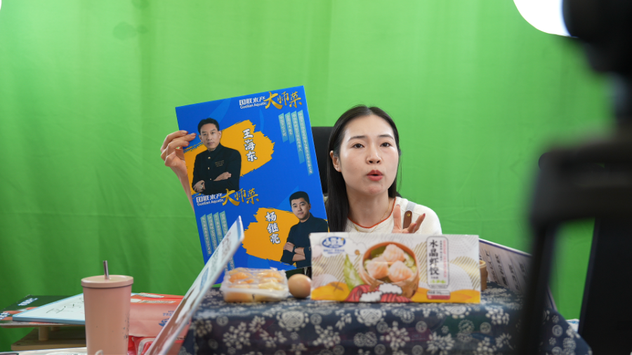 在国联水产电商直播间，主播详解产品的预制过程