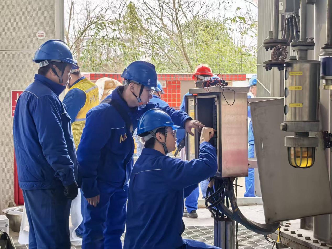 国网成都供电公司技术人员开展110千伏马场变电站一体化检修（陈逸雯 摄）