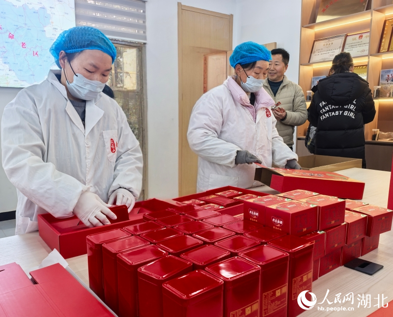 工人們忙著打包黃茶麻糖禮盒。人民網記者 周雯攝