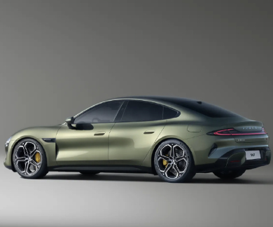 雷军回应初代SU7停产：新一代SU7，预计4月份上市，最后一辆初代SU7，车主是西安的，在石油行业工作，他选的是橄榄绿