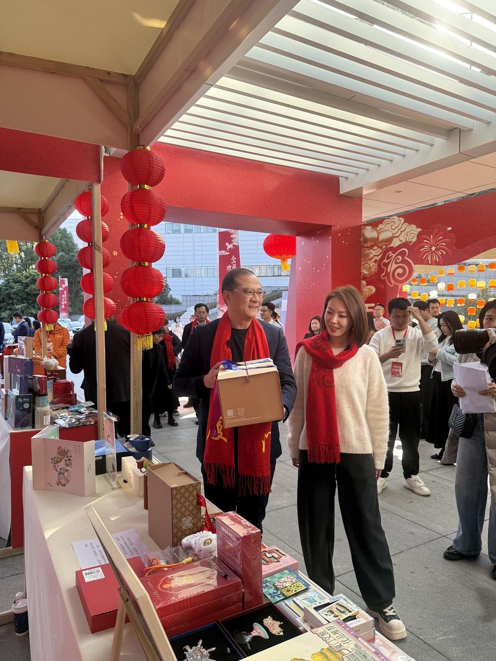 乐购推荐官推荐“在厦有礼”礼盒。张文章/摄