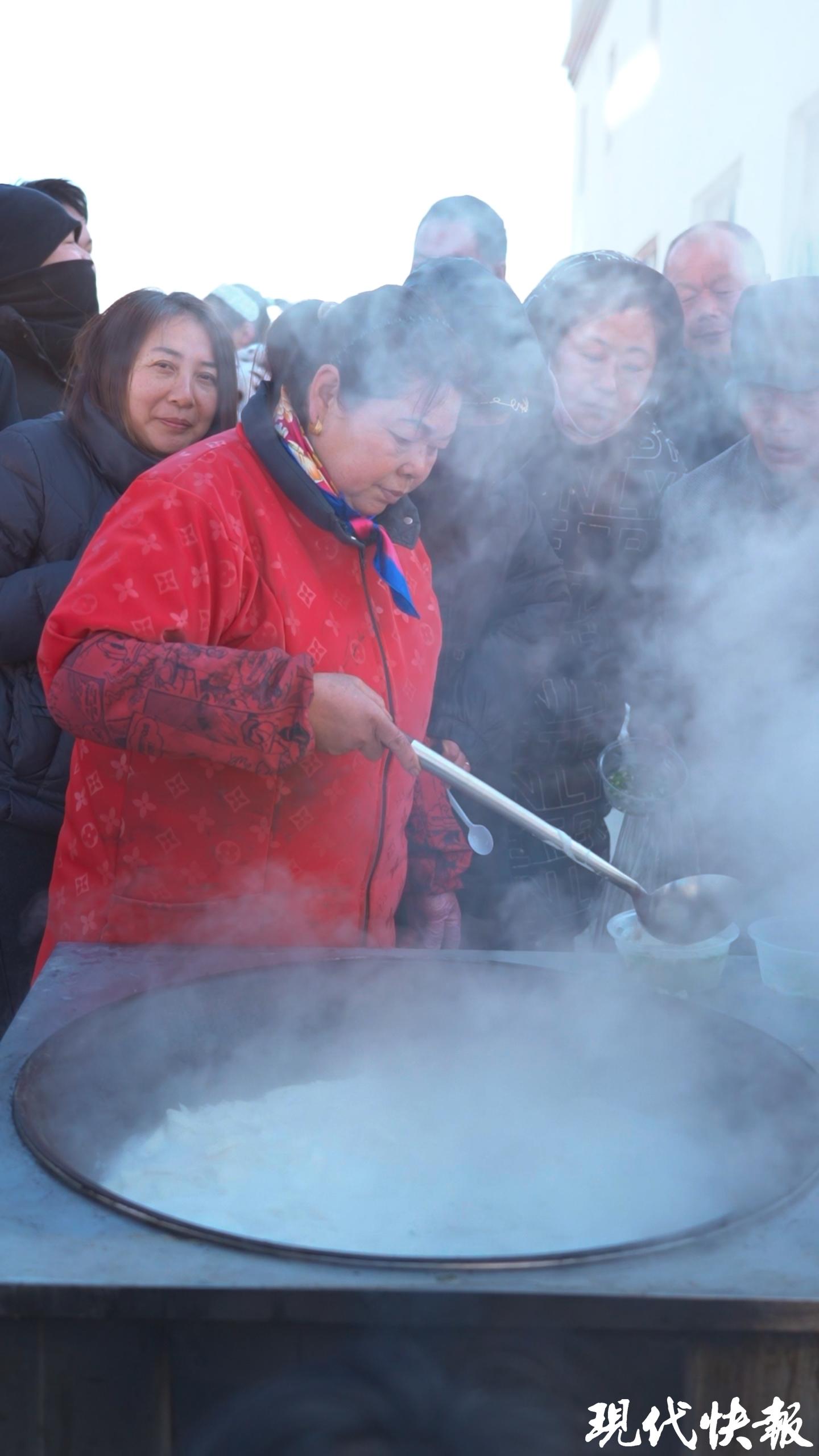 肚肺湯攤位前排起長隊