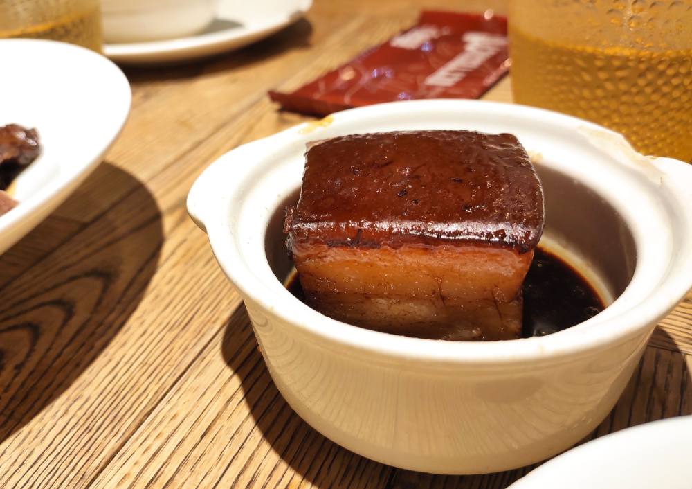 （上图：杭州美食代表“东坡肉”）