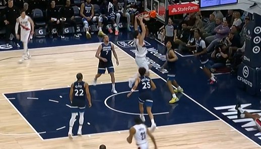 太帅啦！杨瀚森大力挂筐 双手补扣！