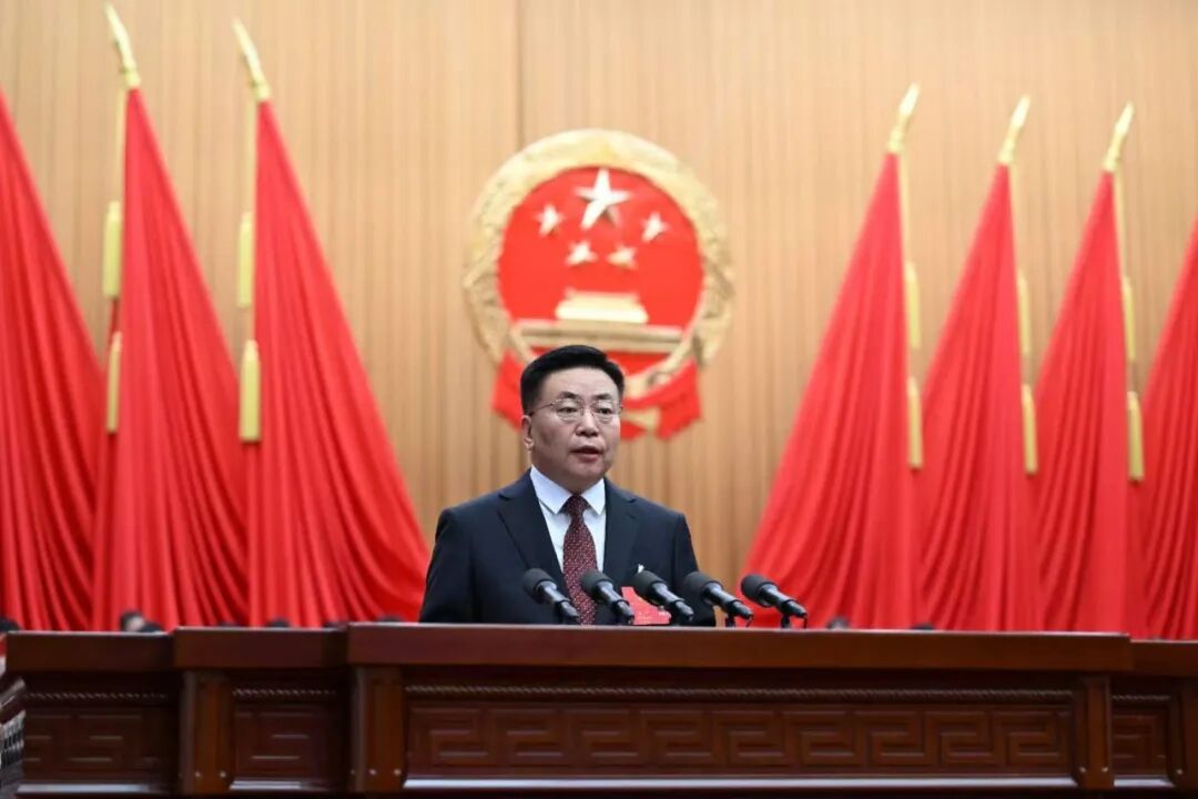 自治区人民政府主席包钢作政府工作报告。记者 韩卿立 摄