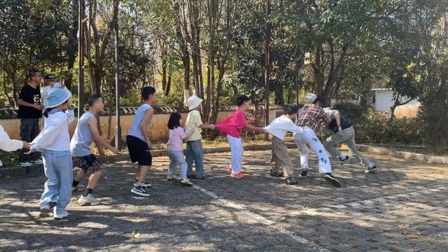 孩子们在一旁玩游戏（视频截图）