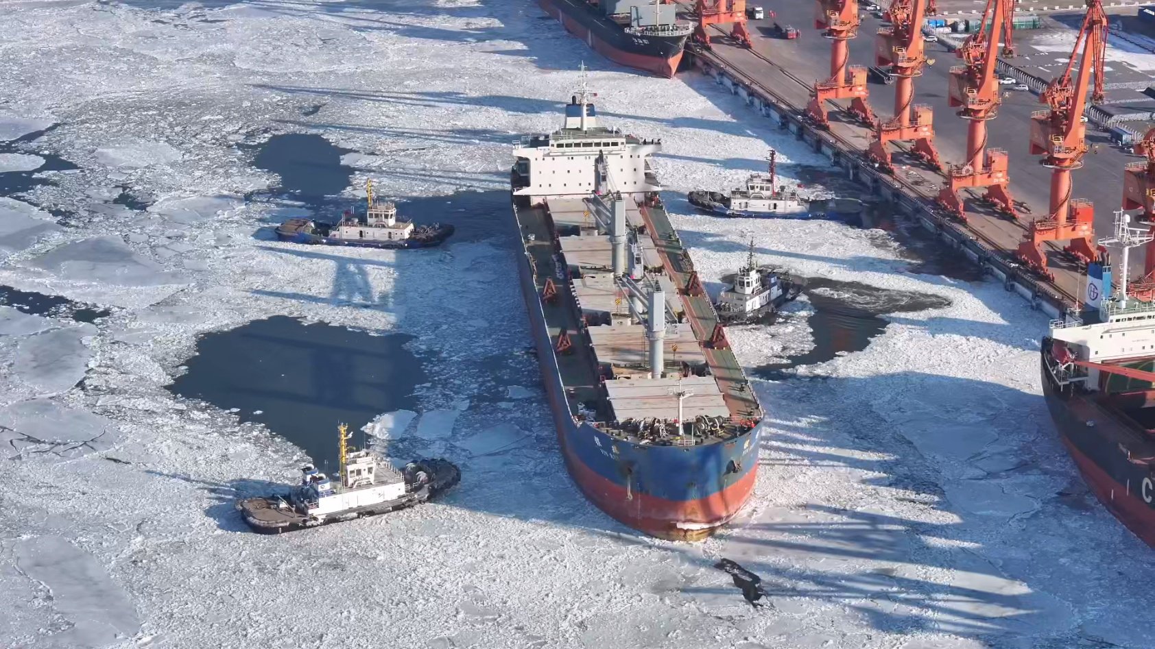 　　营口港共有26条具备破冰功能的拖轮保障港口作业