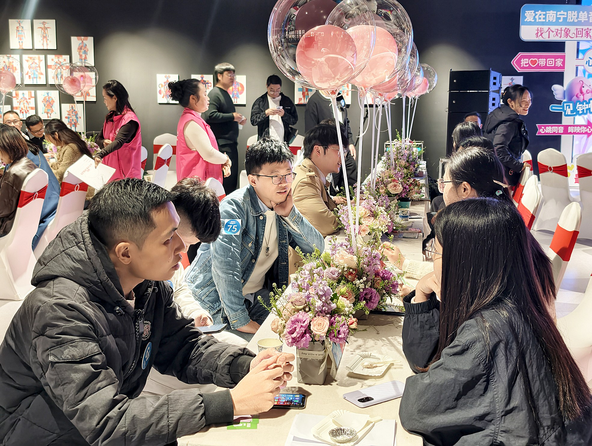     青年嘉宾进行交流互动，现场气氛融洽。    本报通讯员刘青 摄