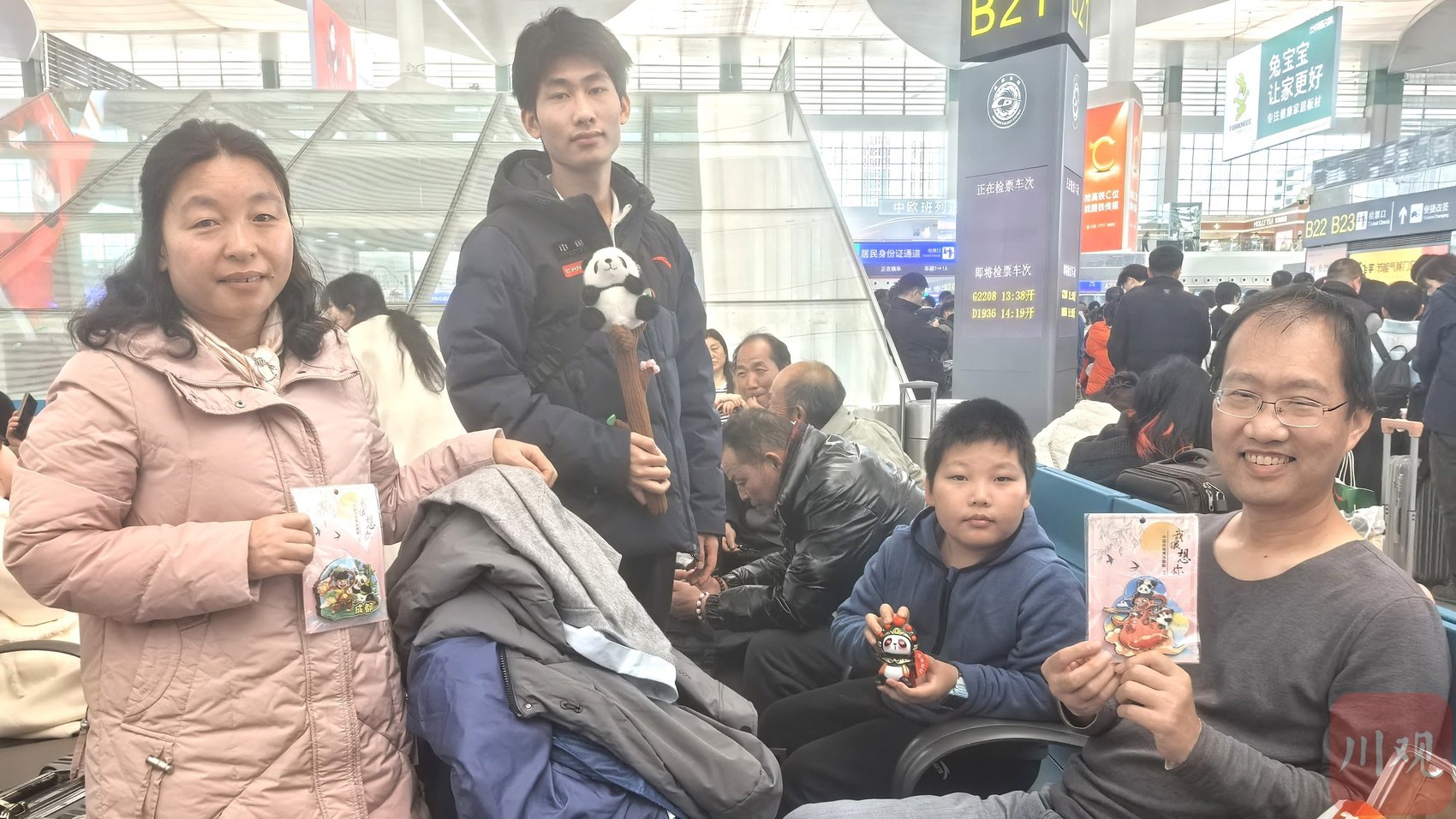 现场开箱！返乡乘客行李箱里装了些啥？